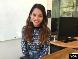 កញ្ញា Maya Gilliss-Chapman ស្ថាបនិក​នៃ​អង្គការ Cambodians in Tech ប្រែ​ថា​ «​ខ្មែរ​ក្នុង​វិស័យ​បច្ចេកវិទ្យា‍» នៅ​ក្នុង​បទ​សម្ភាសន៍​មួយ​ជាមួយ​លោក សឹង សុផាត នៃ VOA នៅ​សហគ្រាស​បង្កើត​ថ្មី (startup) មួយ​នៅ​ក្នុង​ទី​ក្រុង Palo Alto​ រដ្ឋ California សហរដ្ឋ​អាមេរិក ដែល​ស្ថិត​នៅ​កណ្តាល​តំបន់​បច្ចេកវិទ្យា Silicon Valley កាល​ពី​ថ្ងៃ​ទី​២ ខែ​កញ្ញា ឆ្នាំ​២០១៦។ (សឹង សុផាត/VOA)