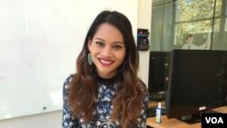 កញ្ញា Maya Gilliss-Chapman ស្ថាបនិក​នៃ​អង្គការ Cambodians in Tech នៅ​ក្នុង​បទ​សម្ភាសន៍​មួយ​ជាមួយ​លោក សឹង សុផាត នៃ VOA នៅ​ក្នុង​ទី​ក្រុង Palo Alto​ រដ្ឋ California សហរដ្ឋ​អាមេរិក កាល​ពី​ថ្ងៃ​ទី​២ ខែ​កញ្ញា ឆ្នាំ​២០១៦។ (សឹង សុផាត/VOA)