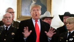 El presidente Donald Trump habla durante una reunión con alguaciles de Estados Unidos, en la Casa Blanca, antes de viajar a El Paso, Texas para un mítin sobre inmigración. Feb. 11 de 2019.