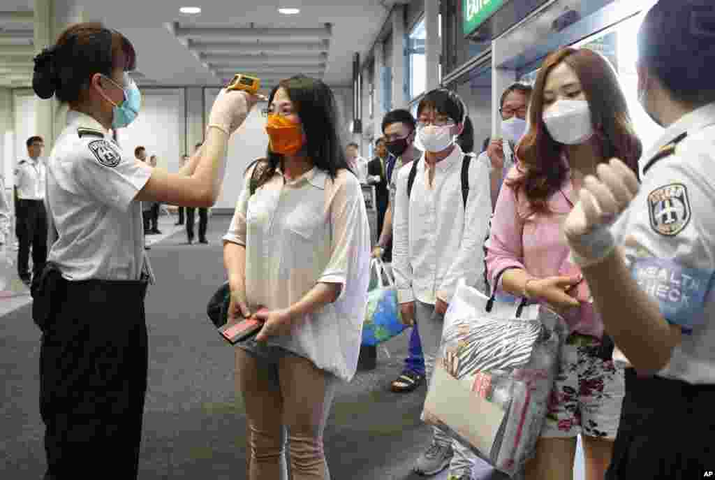 ہانگ کانگ ائیر پورٹ پر لوگوں کا بخار معلوم کیا جا رہا ہے۔