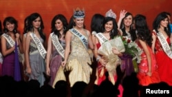 Winner of Miss Indonesia 2011 Astrid Ellena Indriana Yunadi, center right, stands with Miss World 2010, pageant final, Jakarta, June 4, 2011 (file photo).