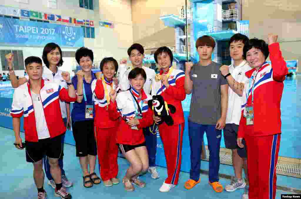 2017 하계유니버시아드 대회에서 남북 선수단이 나란히 메달을 들고 기념 촬영을 하고 있다. 남자 스프링보드에서 금메달을 딴 한국의 김영남 선수(오른쪽 다섯번째), 여자 다이빙 10m 플랫폼 싱크로에서 금메달을 획득한 북한의 김국향(오른쪽 일곱번째), 김운향 선수(오른쪽 네번째)의 모습이 보인다.