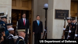 美國國防部長埃斯珀2020年2月24日接待南韓國防部長鄭景鬥訪問（美國國防部照片）