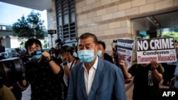 资料照片：香港壹传媒创始人黎智英抵达西九龙警局。（2020年10月15日）