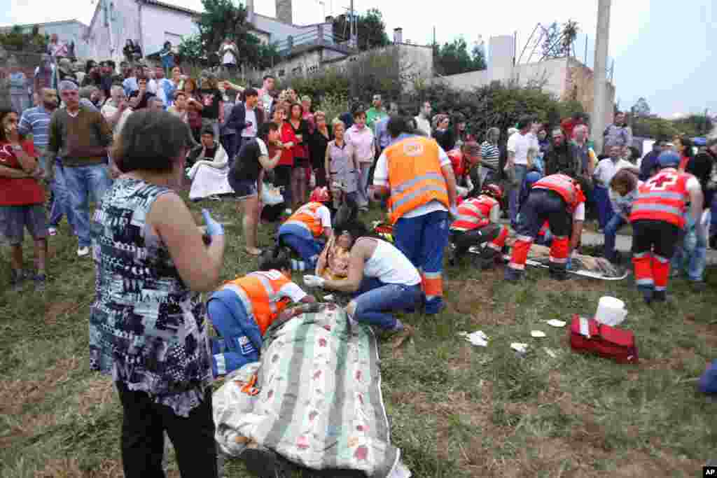 Nhân viên cấp cứu chữa trị cho những người sống sót sau tai nạn xe lửa tại Santiago de Compostela, Tây Ban Nha.