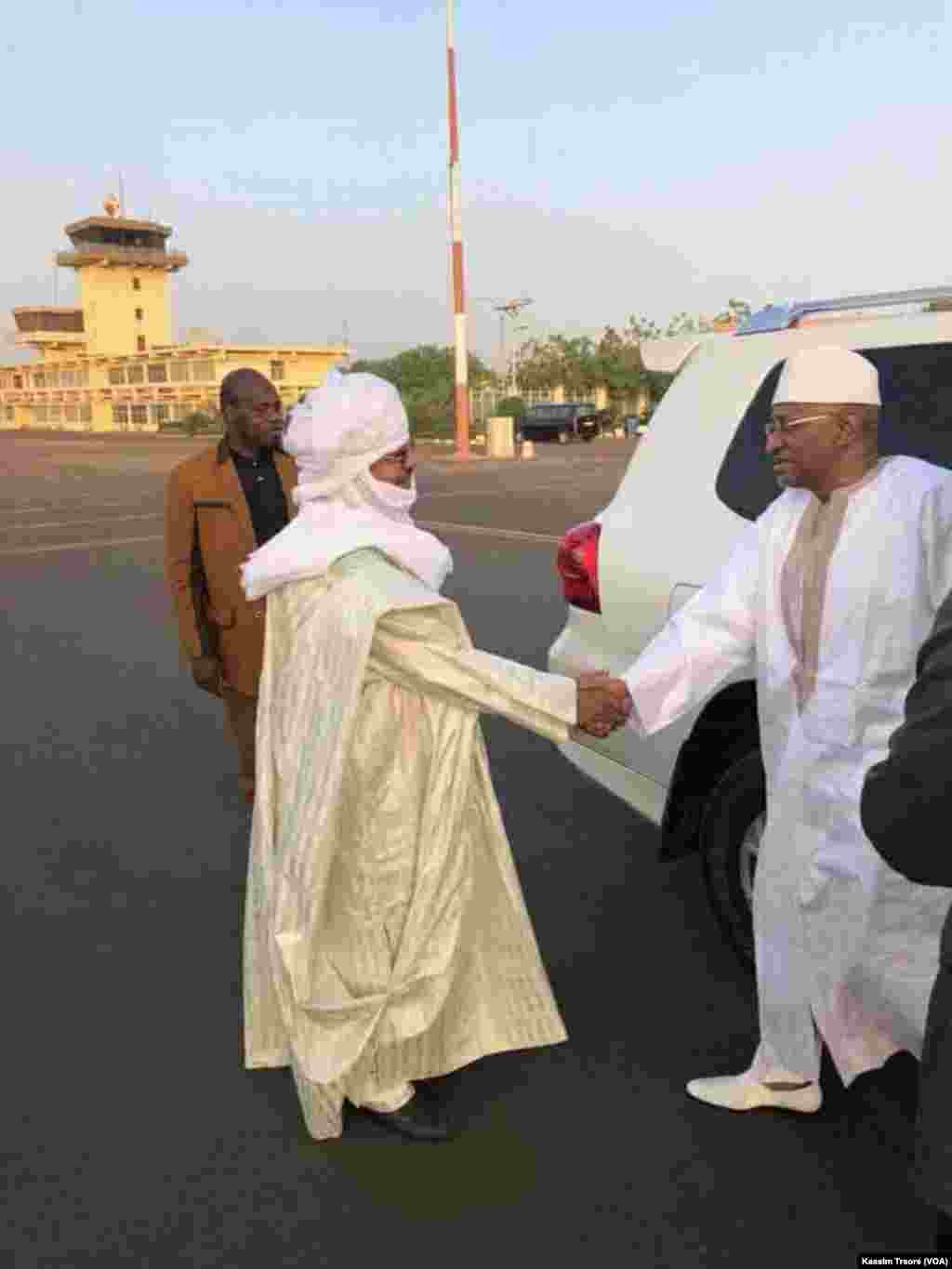 Le Premier ministre malien, Soumeylou Boubeye Maïga, en visite à Tessalit, le 22 mars 2018. (VOA/Kassim Traoré)