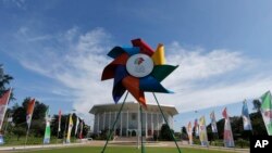 Gedung Bandaranaike Memorial tempat diadakannya KTT negara-negara Persemakmuran di Kolombo, Sri Lanka. 