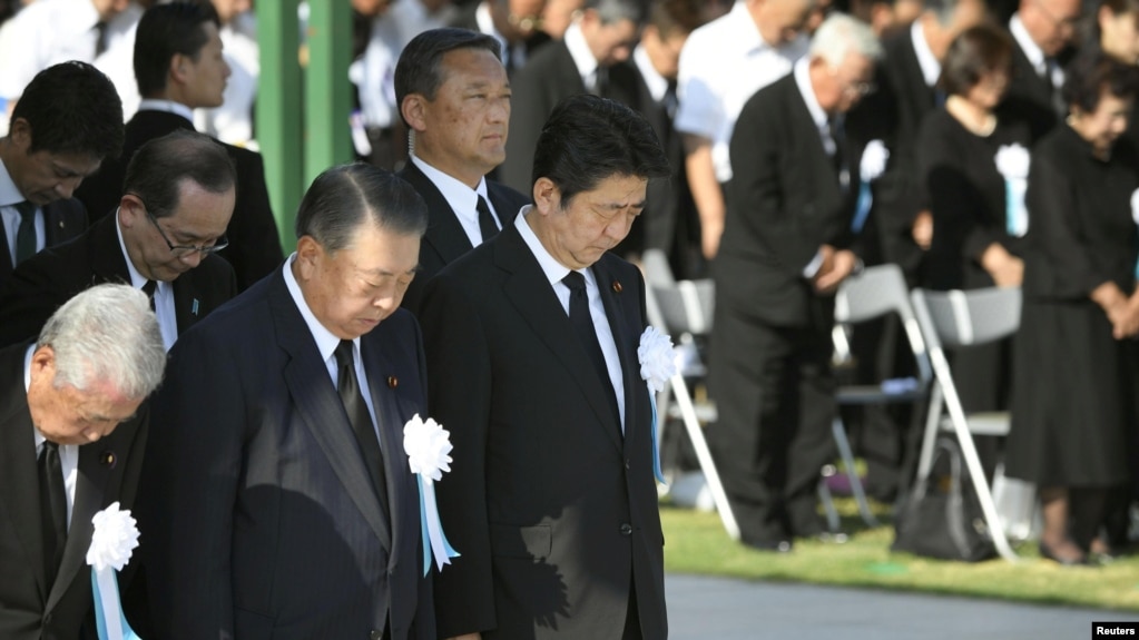 El primer ministro de JapÃ³n, Shinzo Abe, y otros funcionarios oran en silencio por las vÃ­ctimas del ataque atÃ³mico de 1945 en el Parque del Recuerdo de la Paz en Hiroshima, oeste de JapÃ³n, el 6 de agosto de 2018.