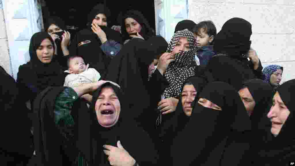 Palestinian women react during the funeral of Hisham Al Galban, a Hamas militant killed in an Israeli attack, in Khan Younis, southern Gaza Strip, November 15, 2012.