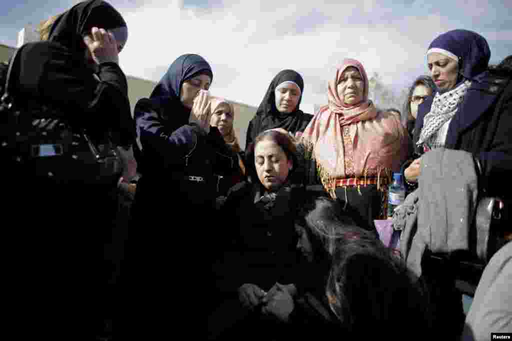 Relatives of Palestinian Minister Ziad Abu Ein mourn during his funeral in the West Bank city of Ramallah, Dec. 11, 2014.