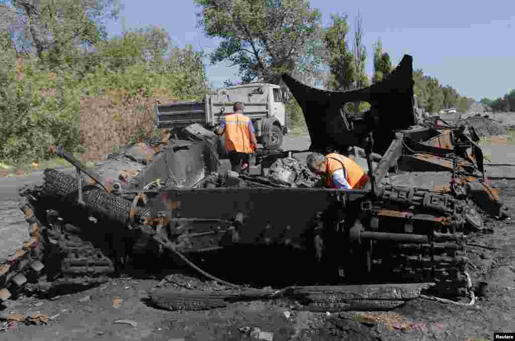Спалений український танк біля міста Оленівка.