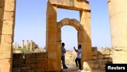 A man takes a picture of his friend in the ancient ruins of the Greek and Roman city of Cyrene, in Shahhat, Libya October 20, 2018. (REUTERS/Esam Omran Al-Fetori)