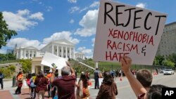 Người biểu tình cầm biểu ngữ phản đối phân biệt đối xử trước Tòa phúc thẩm Khu vực Tư pháp số 4 ở Richmond, Virginia, ngày 8/5/2017.