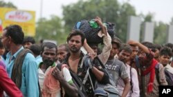 အိန္ဒိယ နိုင်ငံ ကက်ရှမီးယား ဒေသက ရွှေ့ပြောင်းလုပ်သားတွေ ဒေသတွင်းကနေ ထွက်ခွာ။ 