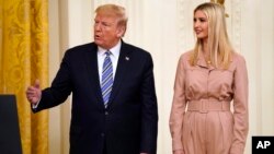 Foto Achiv: Ansyen Prezidan Etazini Donald Trump ak pitit fi li, Ivanka Trump, 28 Avril 2020.