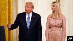 ARHIVA: Donald i Ivanka Tramp u Beloj kući aprila 2020. (AP/Evan Vucci)