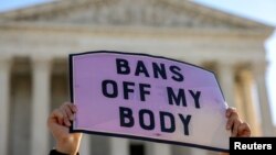 "Dalje sa zabranama od mog tijela", transparent pristalica prava na abortus ispred Vrhovnog suda SAD.