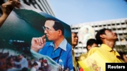 Dân Thái tụ tập trước bệnh viện Siriraj ở Bangkok, nơi Quốc vương Thái Lan đang được chữa trị cầu an cho ông nhân ngày sinh nhật 87 tuổi của ông, 5/12/14