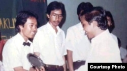 Saminuddin B Tou (kiri) dan Jokowi (kanan) saat Wisuda Universitas Gadjah Mada tahun 1985. (foto: Saminuddin)