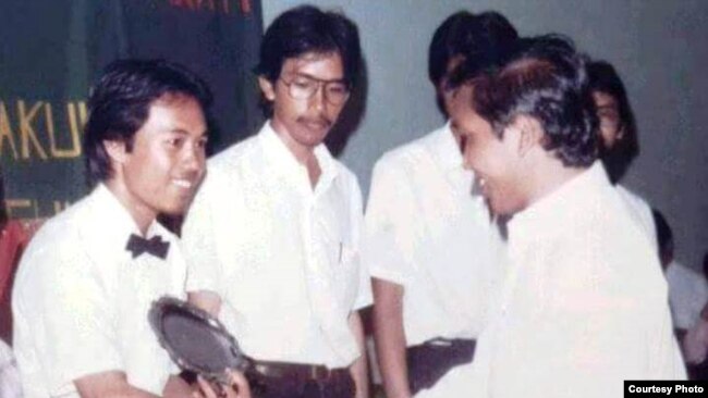 Saminuddin B Tou (kiri) dan Jokowi (kanan) saat Wisuda Universitas Gadjah Mada tahun 1985. (foto: Saminuddin)