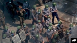 မှတ်တမ်းဓါတ်ပုံ- မတ်လ ၃ ရက်နေ့တုန်းက ရဲနဲ့ စစ်သားများက ဆန္ဒပြ သူများကို ဖြိုခွဲ