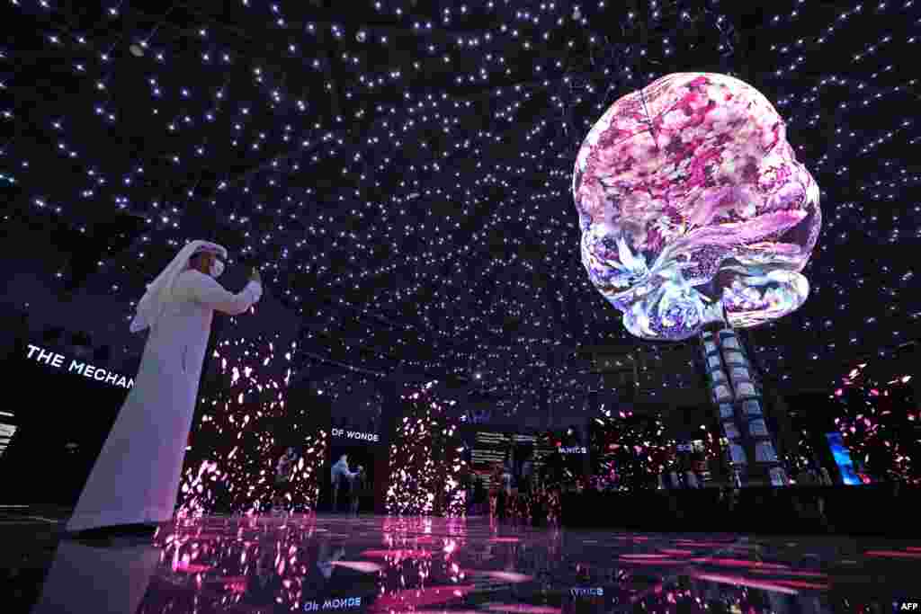 Seorang pengunjung mengambil foto di Paviliun Russian pada acara Expo 2020 di Dubai, Uni Emirat Arab, 5 Oktober 2021. (Foto: AFP)