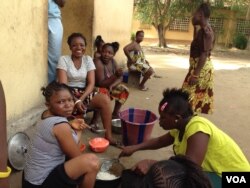 Women at the West Africa Fistula Foundation cook their dinner in Bo, Sierra Leone, May 10, 2016. (N. deVries/VOA)