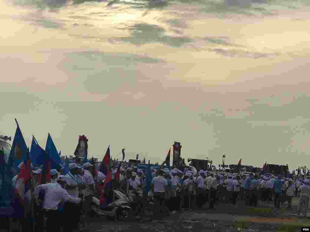 សកម្មភាពនៃការដង្ហែក្បួនឃោសនានៅថ្ងៃទី ២៧ ខែកក្កដា ឆ្នាំ២០១៨របស់គណបក្សប្រជាជនកម្ពុជានៅតាមដងផ្លូវនានាក្នុងក្រុងសៀមរាប ខេត្តសៀមរាប។ (ធីតា វីន/VOA)