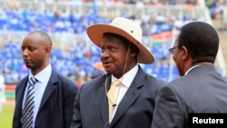 ប្រធានាធិបតី​របស់​អ៊ូហ្គង់ដា​ លោក Yoweri Museveni (រូប​កណ្តាល) ស្ថិត​នៅ​ក្នុង​ពិធី​ជាតិ​ដើម្បី​ប្រារព្ធ​ថ្ងៃ​ឯករាជ្យ​ជាតិ​របស់​កេនយ៉ា នៅ​ស្ថាត​ Nyayo Studium ក្នុង​រដ្ឋធានី​ណៃរ៉ូប៊ី កាលពី​ថ្ងៃទី​១២ ខែធ្នូ ឆ្នាំ២០១៤។