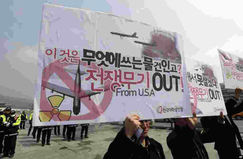 3일 한국 서울의 미국 대사관 앞에서 미한 연합훈련에 반대하는 시위대.