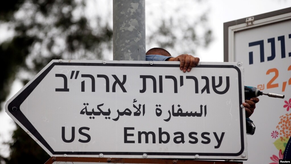 SeÃ±ales que guÃ­an hacia la embajada de EE.UU. en JeruslaÃ©n estÃ¡n siendo colocados en la ciudad despuÃ©s de que el presidente Donald Trump anunciara el cambio de la sede diplomÃ¡tica desde Tel Aviv.