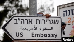 Señales que guían hacia la embajada de EE.UU. en Jeruslaén están siendo colocados en la ciudad después de que el presidente Donald Trump anunciara el cambio de la sede diplomática desde Tel Aviv.