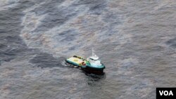 La foto muestra una vista aérea de un barco que cruza un área del derrame de petróleo causado por Chevron en Bacia de Campos en el estado de Rio de Janeiro.