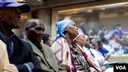 Elderly Kenyans gathered to share testimonies of abuse and call for international legislation protecting the rights of older people in Nairobi, June 16, 2014. (Roopa Gogineni/VOA)