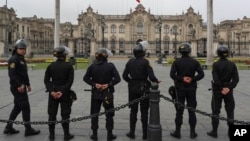 El Ejército y la Policía de Perú han expresado el apoyo al presidente Martín Vizcarra, en medio de la crisis política que sacude a la nación.
