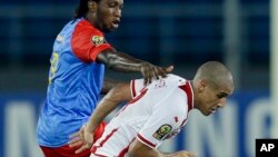 Le tunisien Wahbi Khazri contrôle le ballon face au Congolais Diedonnei Mbokani lors d'un match à Bata, en Guinée Équatoriale, le 26 janvier 2015.