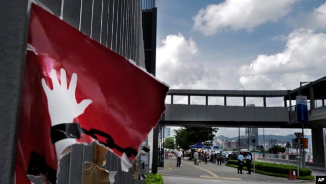 2019年7月5日香港立法会前一个被撕破的大幅反送中招贴画。