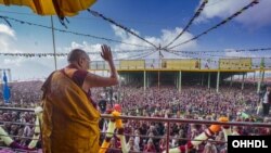 资料照片：西藏精神领袖达赖喇嘛在印度向信众讲话。