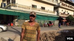 Thin Seangly stands outside his home in Phnom Penh (P. Bopha/VOA News)