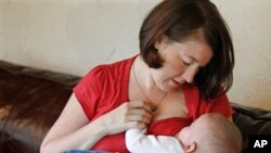 ARSIP – Jessica Ewald menyusui bayi lelakinya yang berusia 5 bulan, Bennet, di rumahnya di Oakbrook Terrace, Ill (foto: AP Photo/M. Spencer Green)