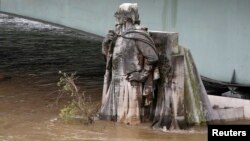 Les pieds de la statue zouave sur le Pont de l'Alma - considéré comme un indicateur du niveau de la Seine - sont couverts par la montée des eaux de la Seine après plusieurs jours de temps pluvieux à Paris, France, 2 juin 2016