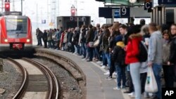 Para penumpang antri kereta yang terbatas, akibat banyaknya buruh kereta yang ikut mogok kerja di Duisburg, Jerman (foto: ilustrasi). 