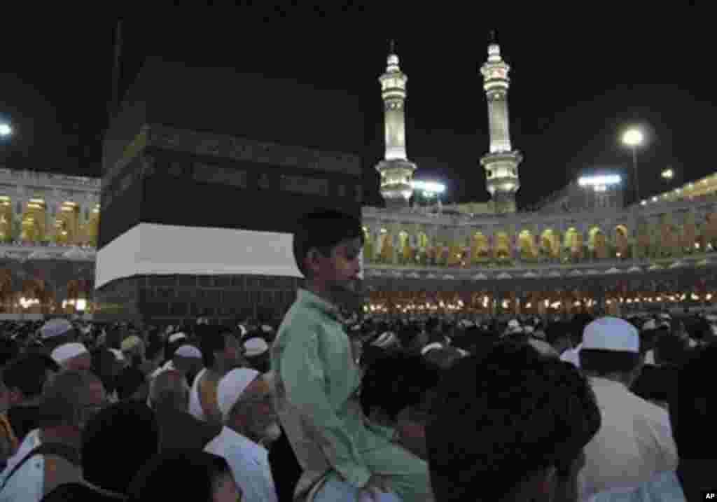 Des pèlerins autour de la Kaaba, l'édifice cubique noir au centre de la Grande Mosquée de la Mecque durant le Pélerinage