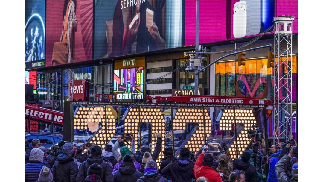 Rambu 2022 yang akan dinyalakan di atas sebuah gedung pada Malam Tahun Baru terpampang di Times Square, New York, Senin, 20 Desember 2021. (Foto: AP)