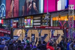 Rambu 2022 yang akan dinyalakan di atas sebuah gedung pada Malam Tahun Baru terpampang di Times Square, New York, Senin, 20 Desember 2021. (Foto: AP)