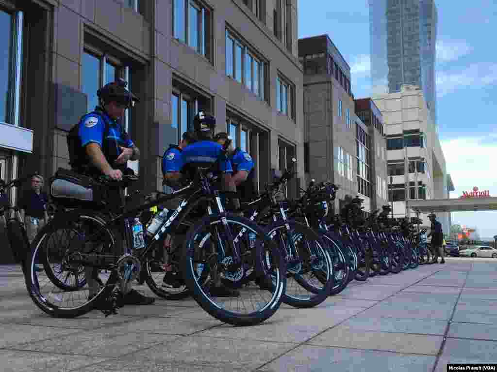 Les policiers à vélo patrouillent en nombre dans les rues de pour assurer la sécurité de la convention républicaine, Cleveland, le 18 juillet 2016 (VOA/Nicolas Pinault)