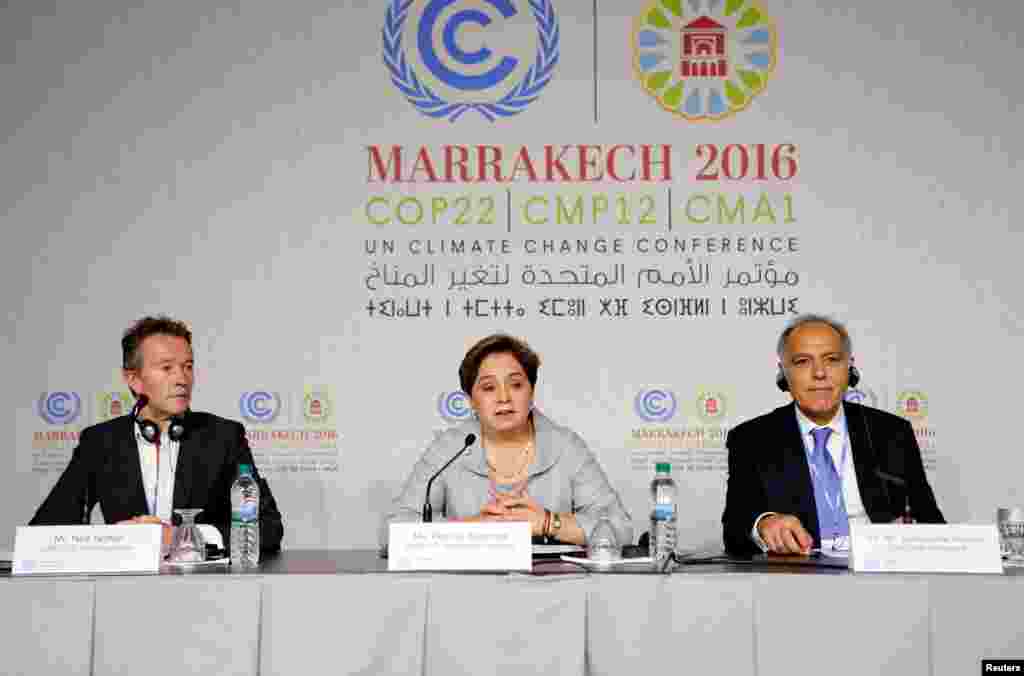 Nick Nuttall, Patricia Espinosa et le président de la COP22 Salaheddine Mezouar à Marrakech, Maroc, le 6 novembre 2016.