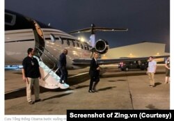 Cựu Tổng thống Mỹ Barack Obama bước xuống máy bay riêng tại sân bay Tân Sơn Nhất ở TP HCM tối ngày 8/12. (Ảnh chụp màn hình Zing.vn - Nguồn Facebook Trần Huỳnh)