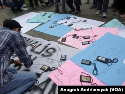 FILE - Jurnalis di Medan menolak pengusiran dan kekerasan yang berkaitan dengan kegiatan jurnalistik, Kamis, 15 April 2021. (Foto: VOA/Anugrah Andriansyah)