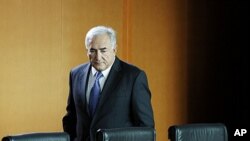 លោក ​ដូមីនីក​ ស្ដ្រូស​ខាន់​ (Dominique Strauss-Kahn) នាយក​មូលនិធិ​រូបិយវត្ថុ​អន្ដរជាតិ (IFM)